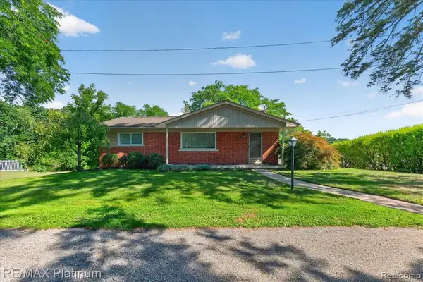 618 Chicago, Howell, MI 48843