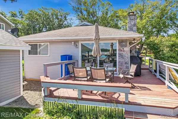 294 Lakeside, White Lake, MI 48386