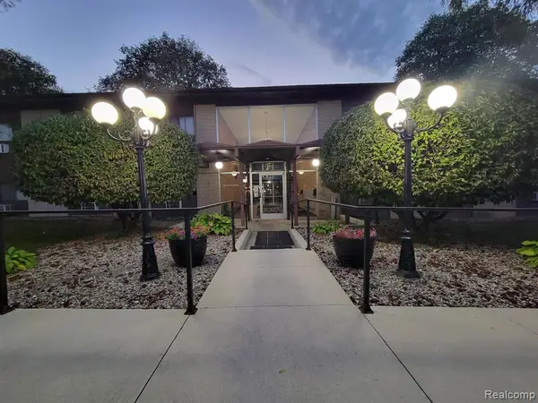 995 N Cass Lake #128, Waterford, MI 48328