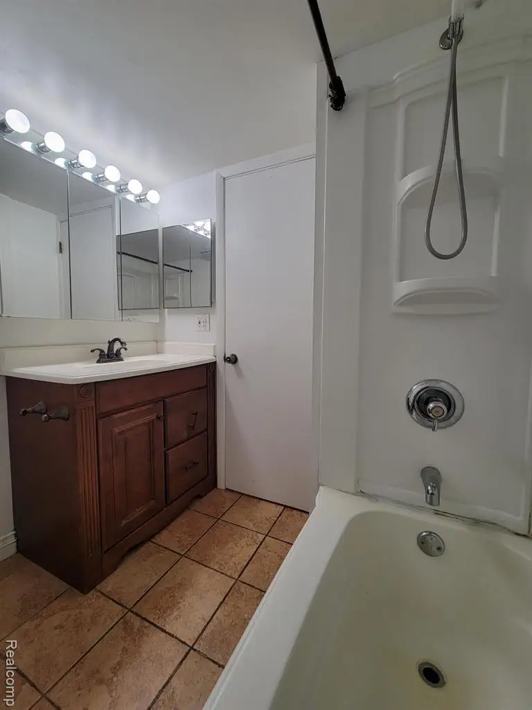 995 N Cass Lake #128, Waterford, MI 48328 - #3