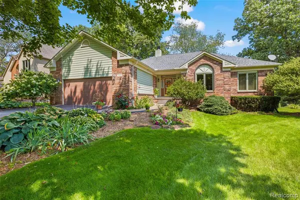 2050 Shire, Commerce Twp, MI 48382
