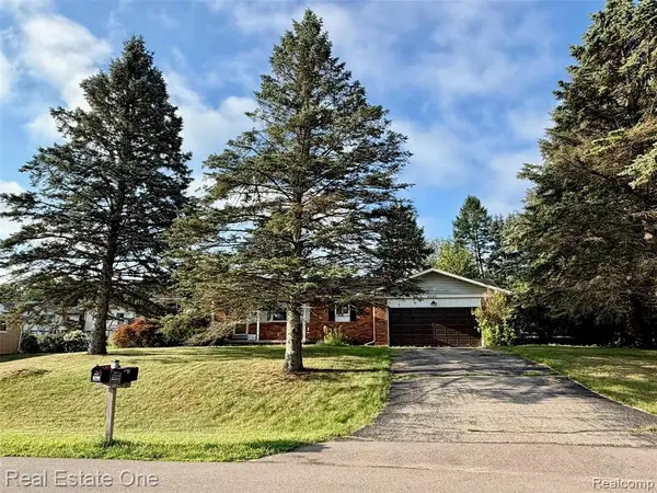 8295 Fox Bay, White Lake, MI 48386