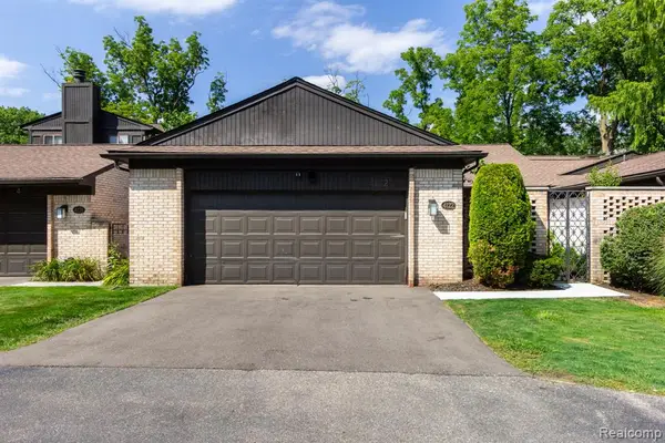 4122 Wabeek Lake, Bloomfield Hills, MI 48302