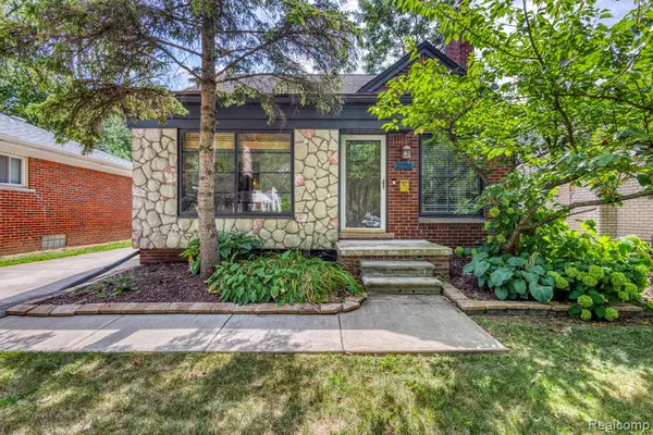 21156 Manchester, Harper Woods, MI 48225