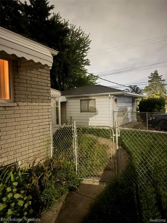 8495 Potomac, Center Line, MI 48015 - #2