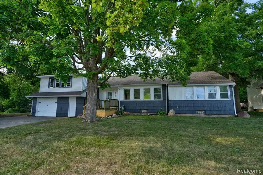 2357 Southampton, Grand Blanc, MI 48507 - #3