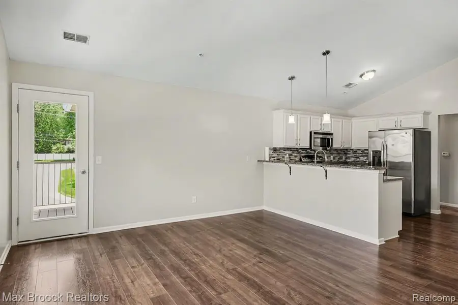 49086 W Woods, Utica, MI 48317 - #3