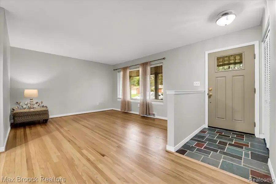 1800 Hollingsworth, Commerce Township, MI 48390 - #2