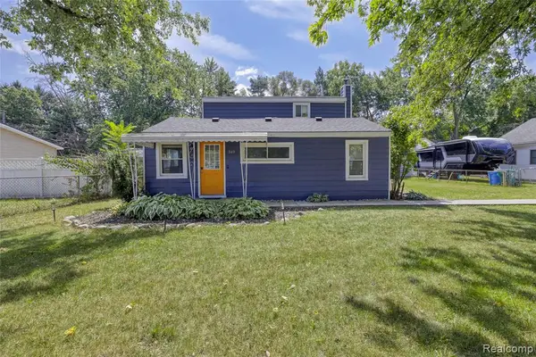 349 W Beechdale, Commerce Twp, MI 48382