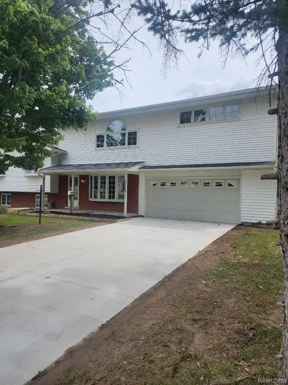 33195 Swallow Dr, Rockwood, MI 48173