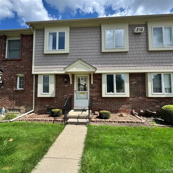 19975 S Great Oaks Circle, Clinton Township, MI 48036