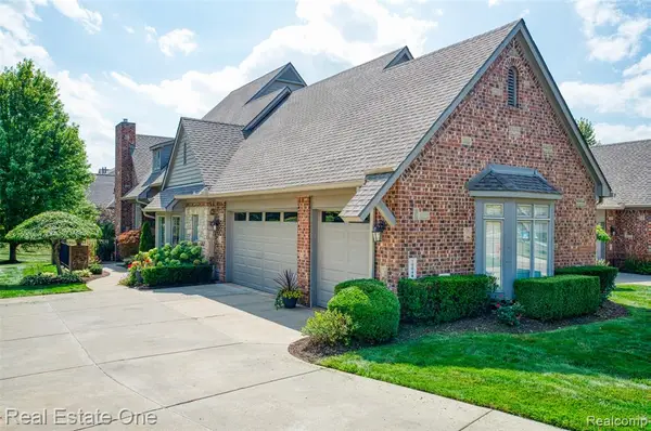 10844 Sparkling Waters, South Lyon, MI 48178