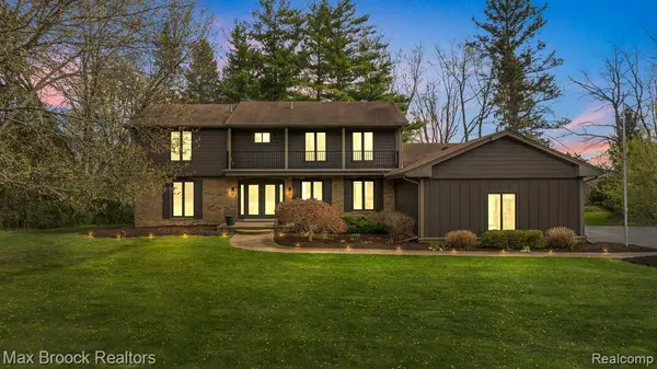 5240 Clarendon Crest, Bloomfield Hills, MI 48302