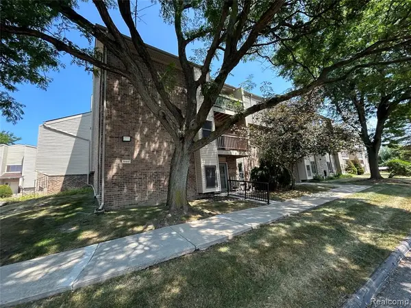 30445 W 14 Mile #69, Farmington Hills, MI 48334