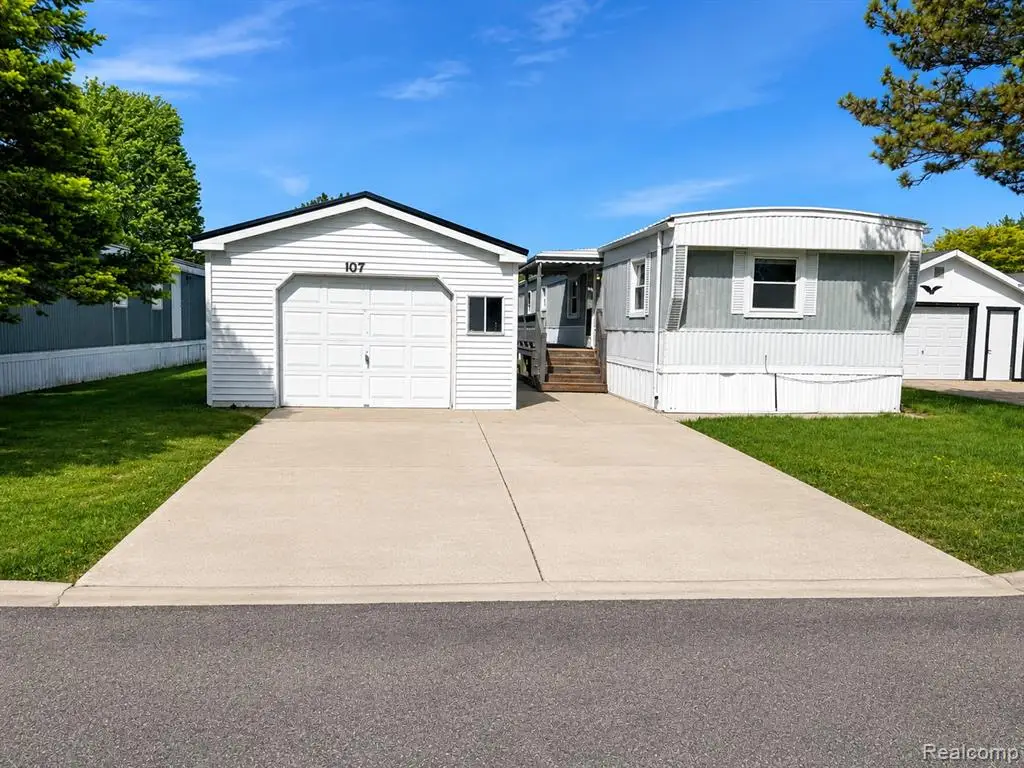 107 Foxpointe Ct, Swartz Creek, MI 48473 - #1