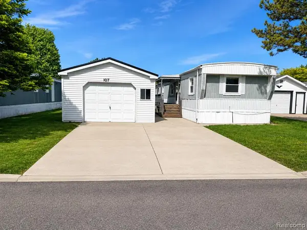 107 Foxpointe Ct, Swartz Creek, MI 48473