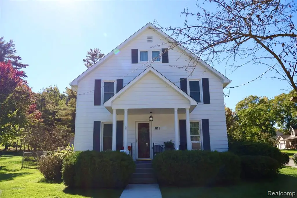819 W Shiawassee, Fenton, MI 48430 - #1