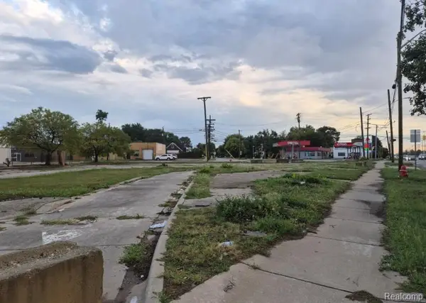23060 Groesbeck, Warren, MI 48089