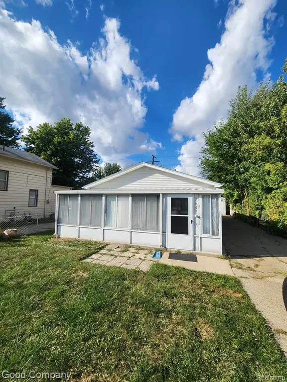8645 Dodge, Warren, MI 48089