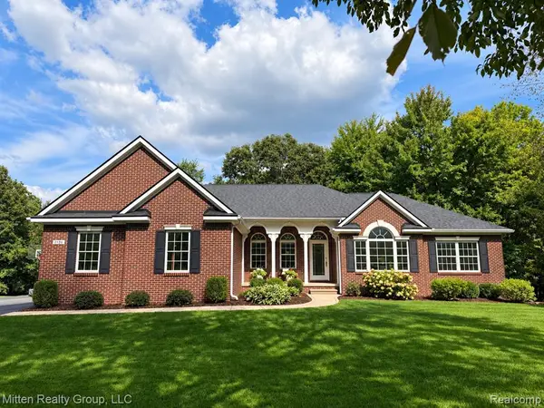 2126 Moorlands, Howell, MI 48855