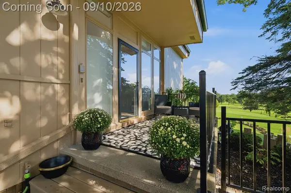 988 Golfview, Rochester Hills, MI 48307