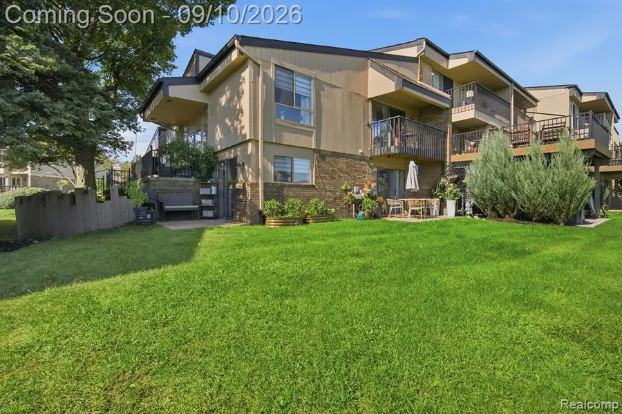 988 Golfview, Rochester Hills, MI 48307 - #2