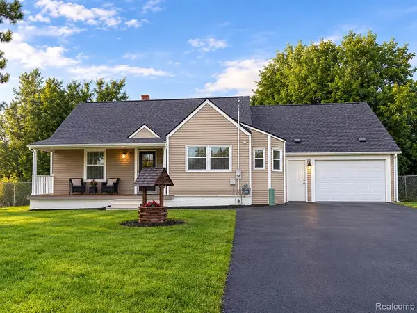 1025 E Mandeville, Burton, MI 48529