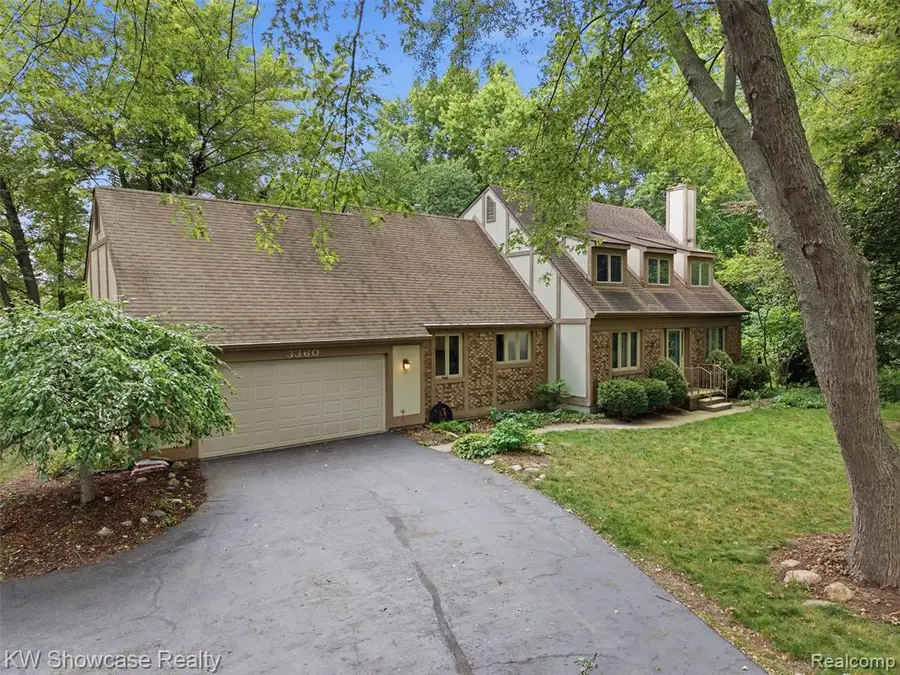 3360 Pleasant Valley, Brighton, MI 48114 - #3