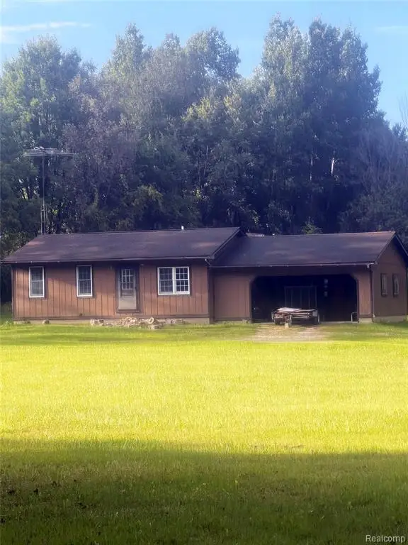 584 Miller Lake, Columbiaville, MI 48421