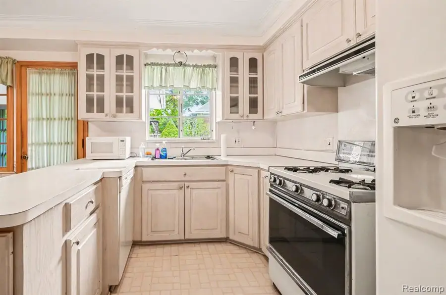 19925 E William, Grosse Pointe Woods, MI 48236 - #3