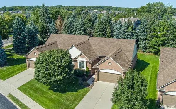 8067 Huntington Ridge, Washington, MI 48094