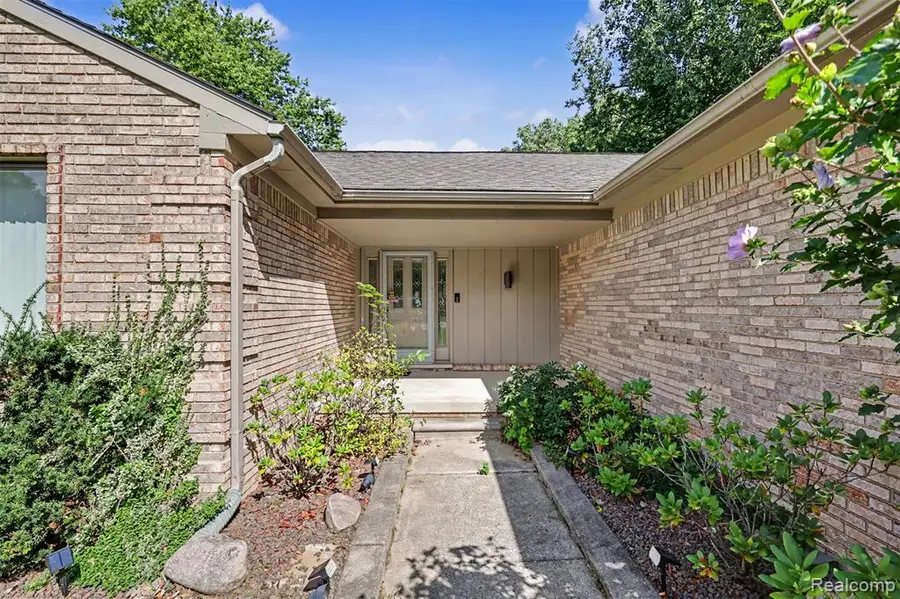 31550 6 Mile, Livonia, MI 48152 - #2