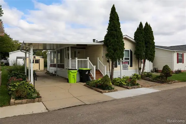 42 Brentwood Dr, White Lake, MI 48386