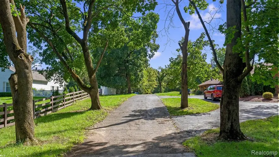 0000 Lone Pine, Bloomfield Hills, MI  - #3