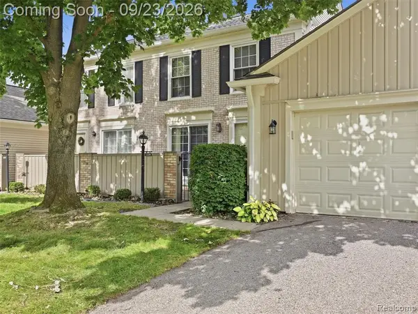 1204 Kings Cove, Rochester Hills, MI 48306