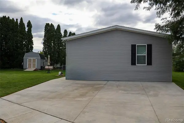 79 Woodridge Ct, White Lake, MI 48386