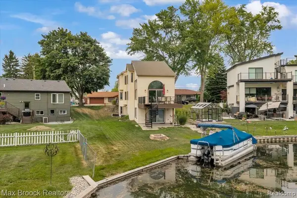 1025 Otter, Waterford, MI 48328