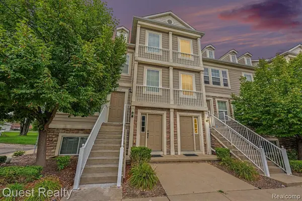 1081 Foxboro, Troy, MI 48083