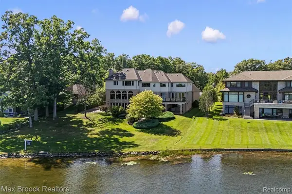 1832 Long Lake Shore Drive, Bloomfield Hills, MI 48302