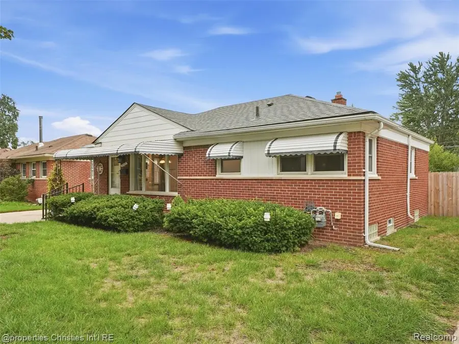 33045 W Chicago, Livonia, MI 48150 - #3