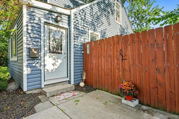 51 W Harry, Hazel Park, MI 48030