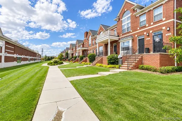 3237 Newbury, Troy, MI 48084