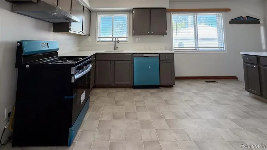 22293 Columbus, Warren, MI 48089 - #2