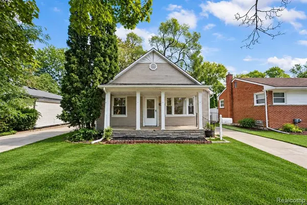 26060 Groveland, Roseville, MI 48066