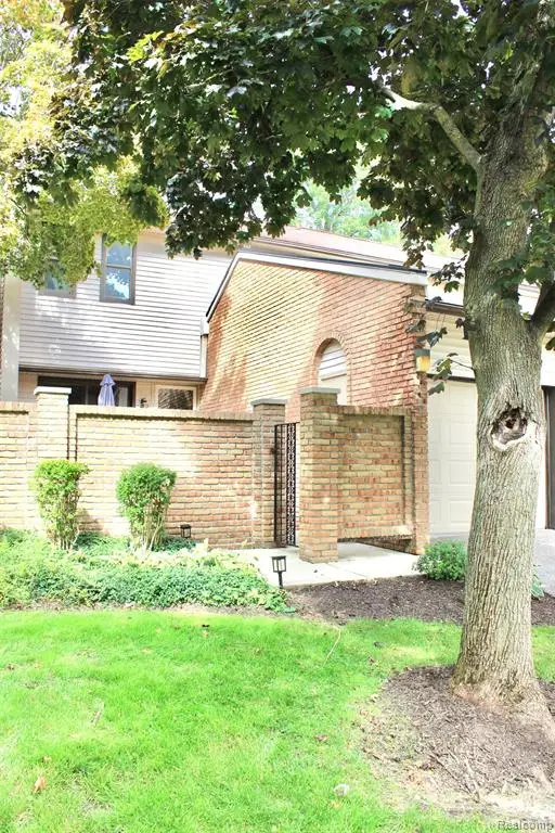 1060 Willow Grove, Rochester, MI 48307