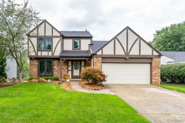 984 Coach House, Waterford, MI 48327