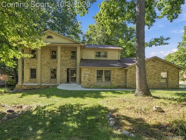 1304 Kings Carriage, Grand Blanc, MI 48439