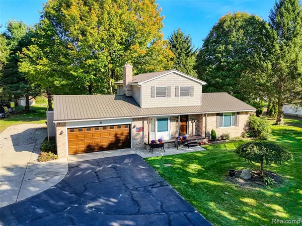 81 Groveland, Howell, MI 48843