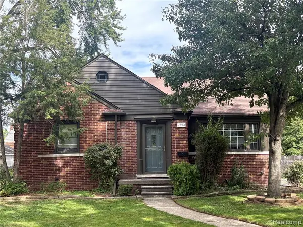 1814 Stanhope, Grosse Pointe Woods, MI 48236