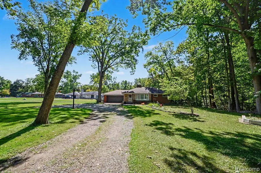 21695 Rougewood, Southfield, MI 48033 - #2